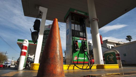 Debido al incremento del precio de la gasolina, son muchos los ciudadanos que buscan reducir gastos en ella (Foto: Julio Cesar AGUILAR / AFP)
