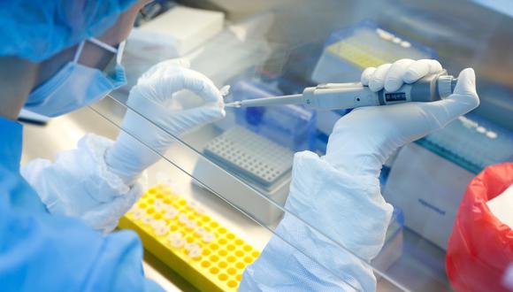 Imagen referencial. Un científico prepara muestras durante la investigación y el desarrollo de una vacuna contra la enfermedad del coronavirus en San Petersburgo, Rusia. (REUTERS/Anton Vaganov).