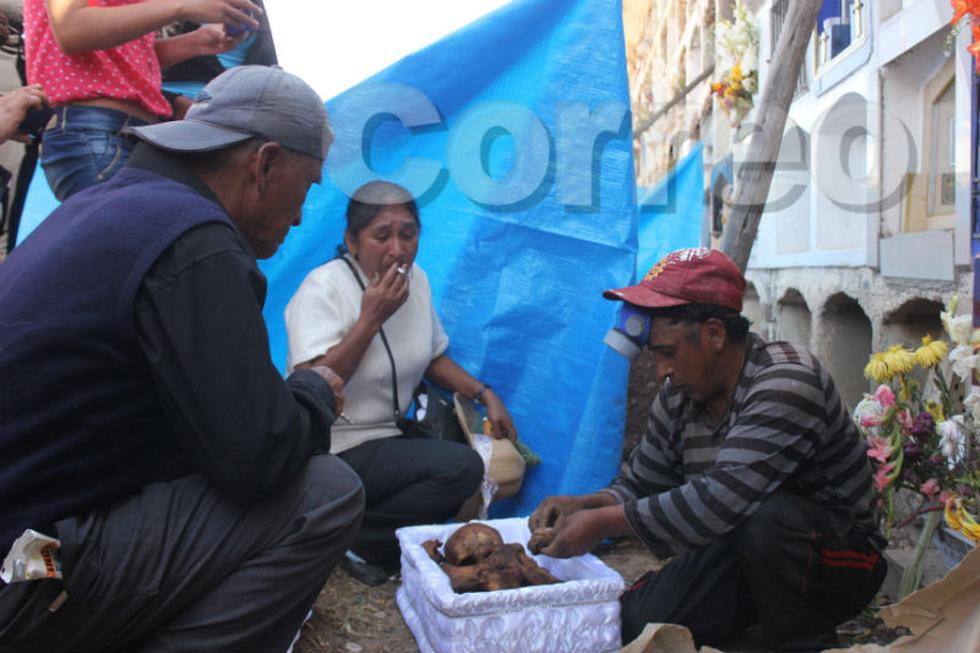 Exhuman restos de mujer  a ritmo de santiago (VIDEO)