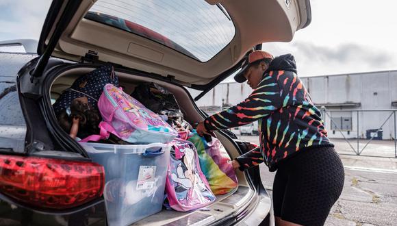 erica Washington empaca su vehículo lleno mientras se prepara para evacuar a Texas antes de la llegada del huracán Ida en Nueva Orleans, Louisiana, EE. UU., 28 de agosto de 2021. (EFE/EPA/DAN ANDERSON).