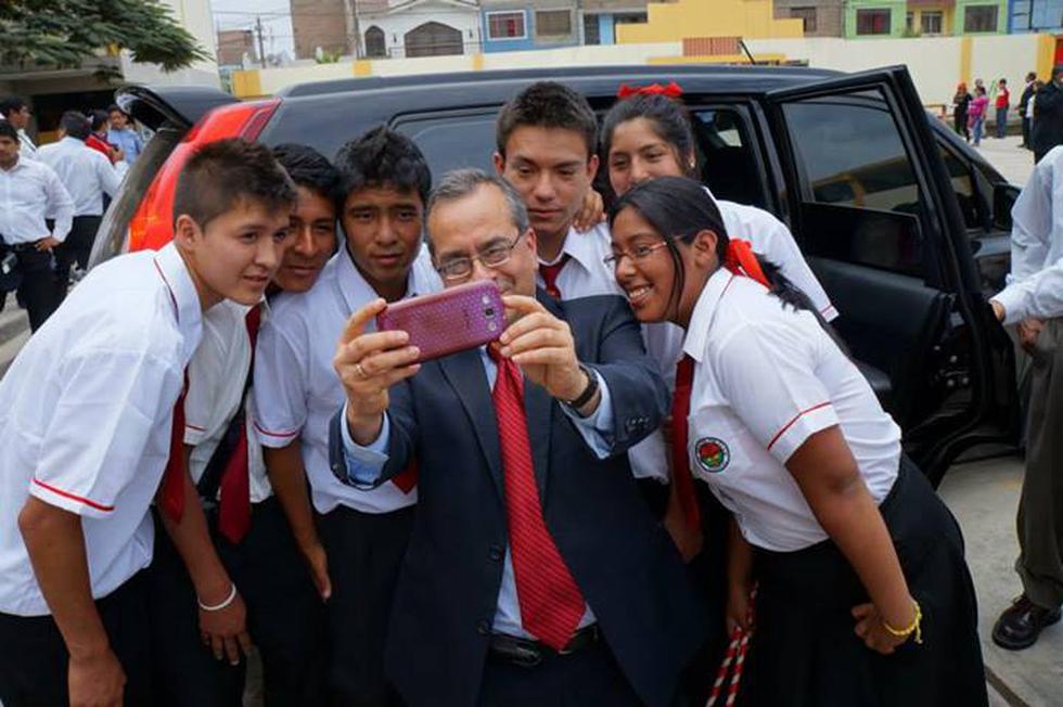 Ministro de Educación se tomó un 'selfie' con alumnos en Huaral