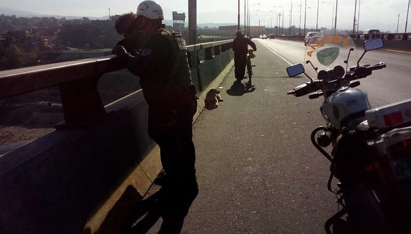 Halcones PNP consolaron a joven con depresión en el Puente Mariano Melgar