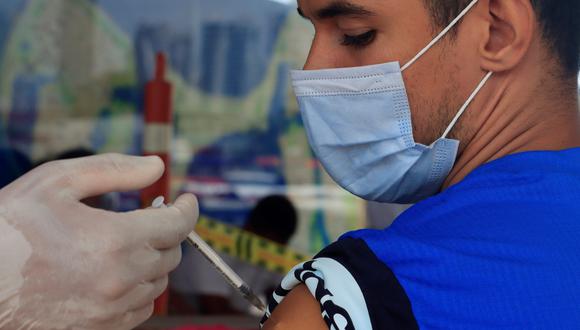 Un hombre recibe una dosis de la vacuna contra el COVID-19, en Cartagena (Colombia). (Foto: EFE/Ricardo Maldonado Rozo)
