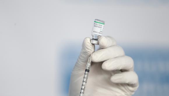 El proceso de vacunación comenzó el último martes en los principales centros de salud en Lima y Callao. Este primer lote está destinado a los médicos de las áreas de UCI y emergencias que atienden pacientes con coronavirus.
