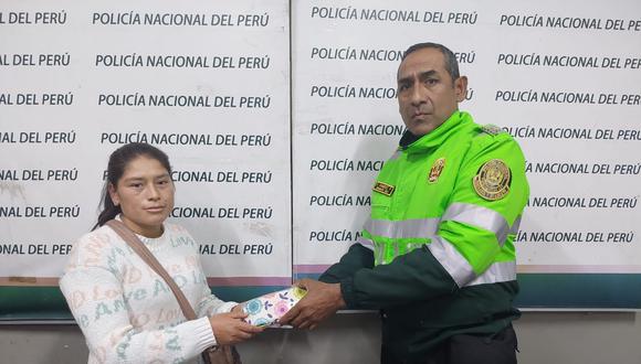 Taxista devuelve dinero a mujer que lo dejó en su unidad