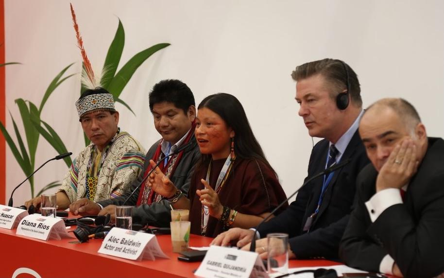Actor Alec Baldwin comprometido con comunidades indígenas para conservar bosques del Perú