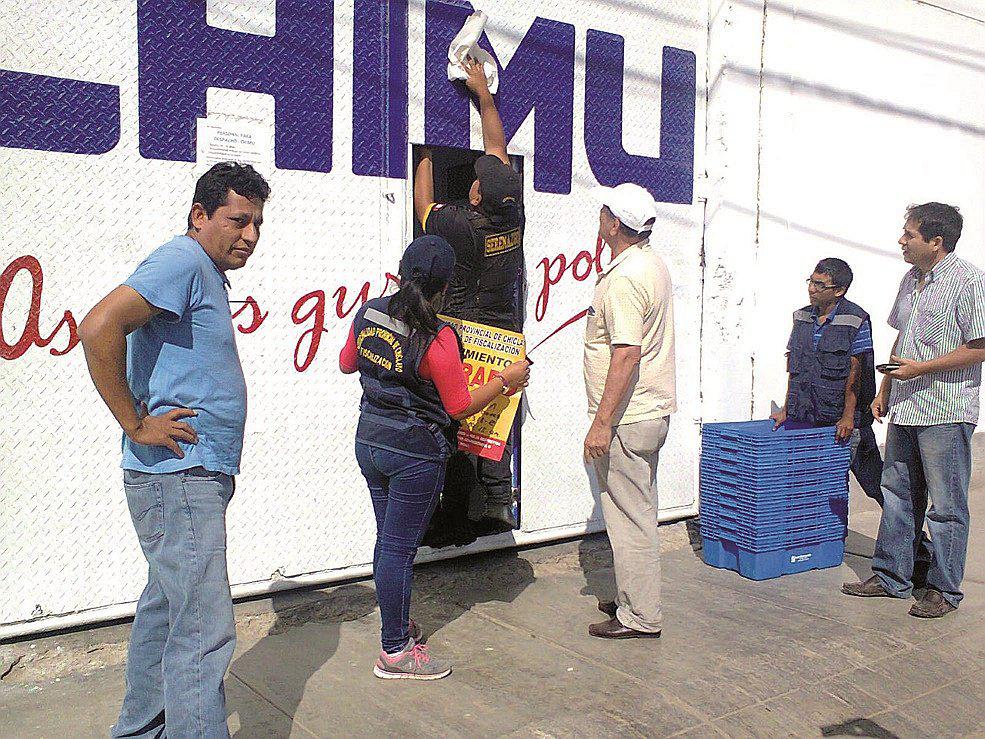 Clausuran local avícola por tener almacén de pollo en pésimas condiciones 