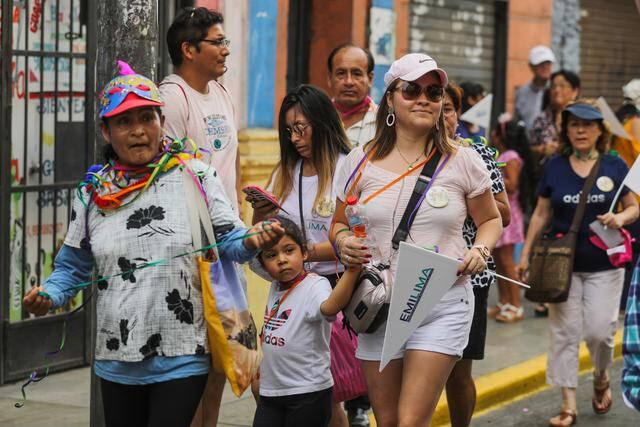 Las familias que acudieron al ‘Carnaval de Lima’ recibieron polos y antifaces que fueron otorgados por la comuna limeña. (Foto: Municipalidad de Lima)