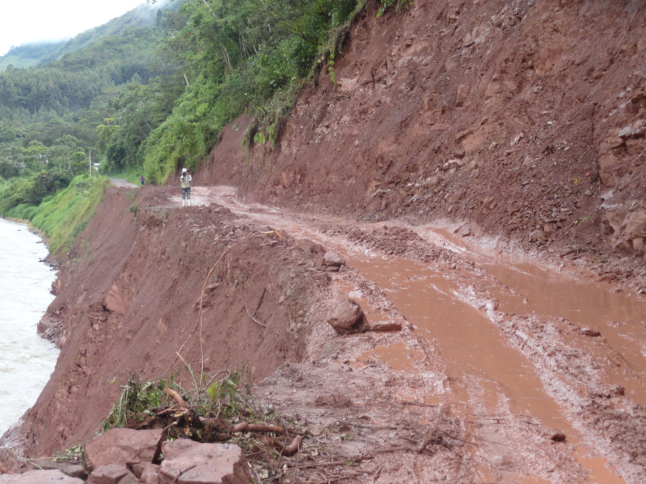 Deslizamiento de tierra y lodo bloquea carretera y lluvias impiden limpieza