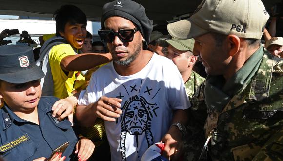 Fiscalía paraguaya ordenó la detención de Ronaldinho Gaúcho por presuntamente haber ingresado al país con un documento adulterado. (Foto: AFP)