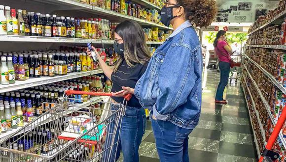 El consumidor ahora está siendo  más selectivos con sus compras y piensa más a la hora de consumir. (EFE/ Miguel Gutiérrez).