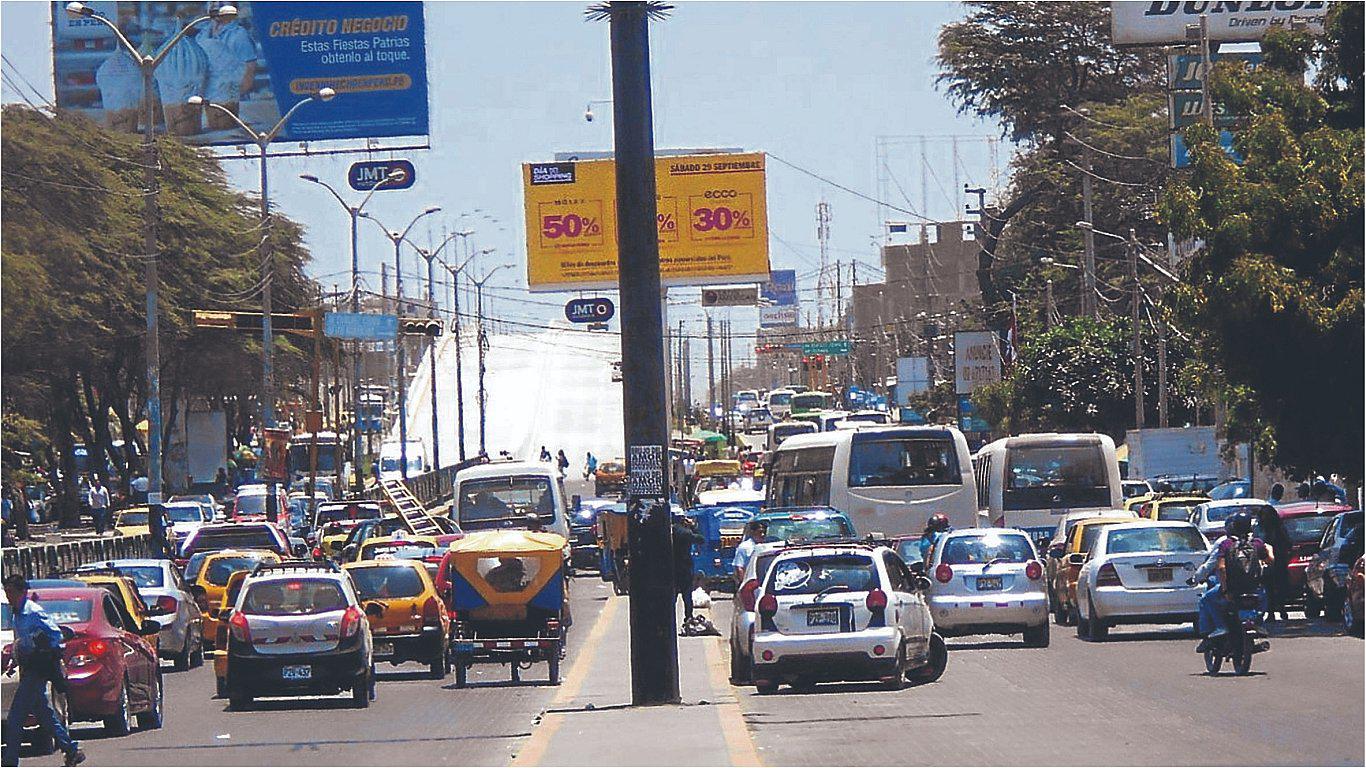 Continúa la congestión y el desorden vehicular en la avenida Sánchez Cerro 