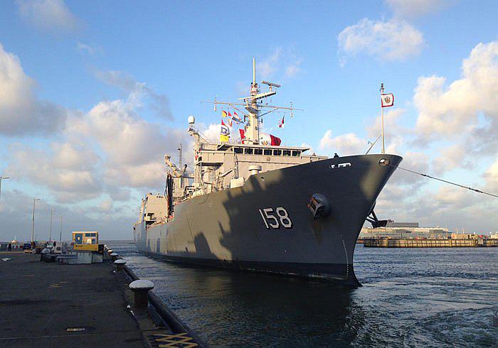 Arriba al puerto de Paita el B.A.P. Tacna con ayuda humanitaria para Piura