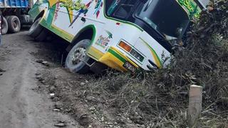 Sandia: bus de pasajeros por poco cae a barranco en valle de Alto Inambari