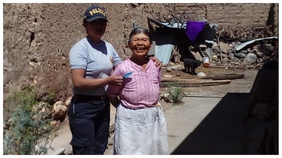 Solidaria policía alimenta, baña y cuida de anciana abandonada (FOTOS)