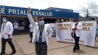 Médicos de Essalud en Huancayo protestaron bailando danza del Santiago  (VIDEO)