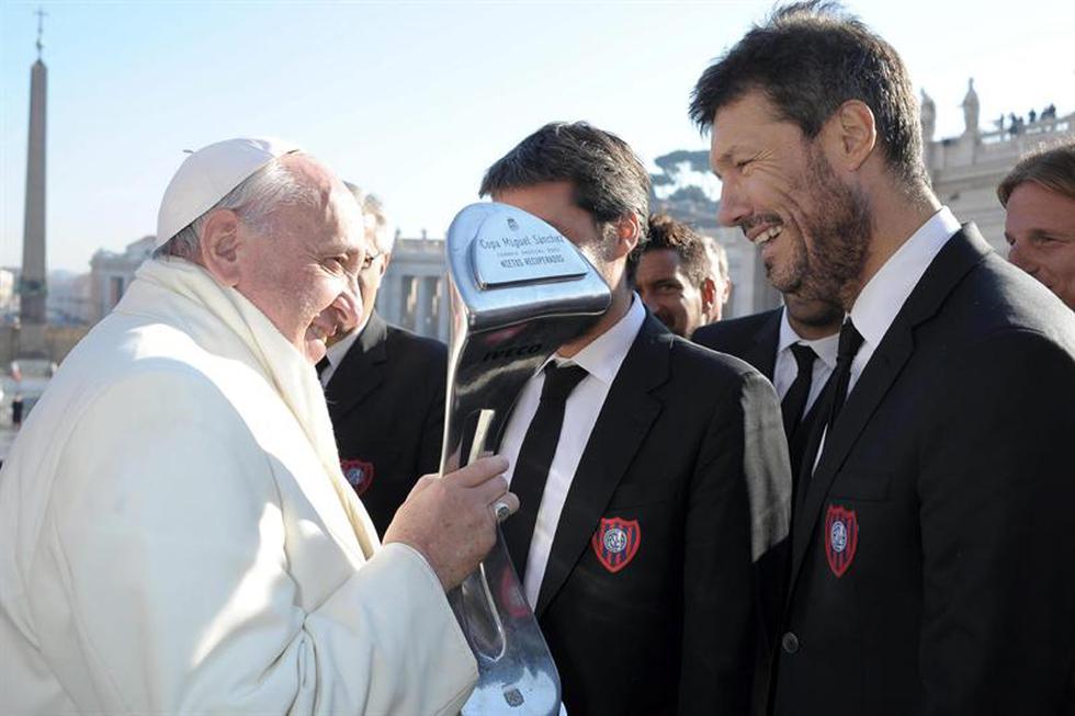 El Papa Francisco recibió la copa de campeón del San Lorenzo (FOTOS)
