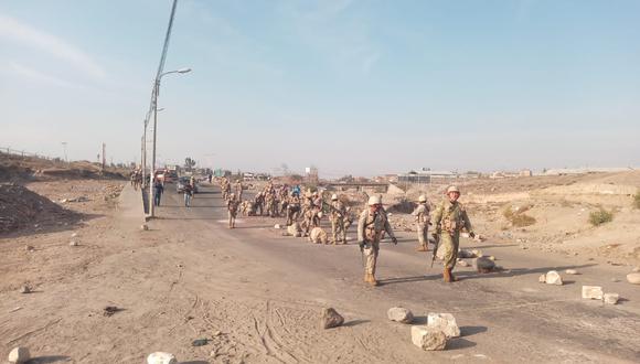 Los militares retiran las piedras de la carretera Arequipa-Yura