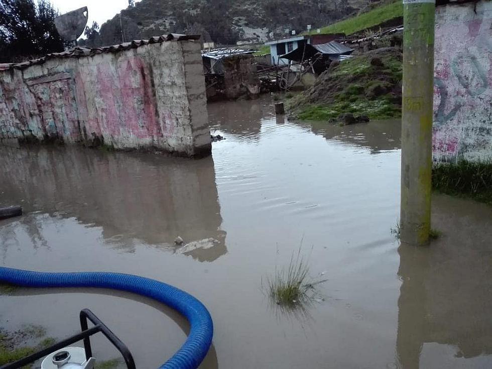 Torrencial lluvia de más de una hora inunda calles y seis viviendas