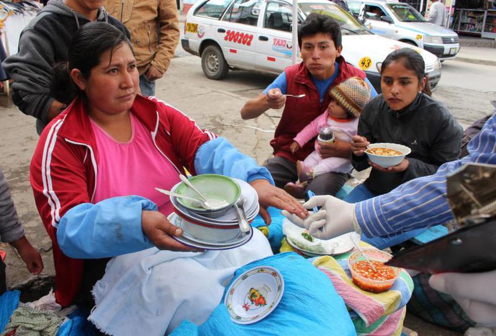 Comerciantes reutilizan agua para lavar platos (FOTOS)