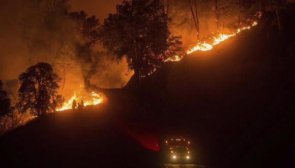 California se refuerza en su batalla contra más de 20 incendios