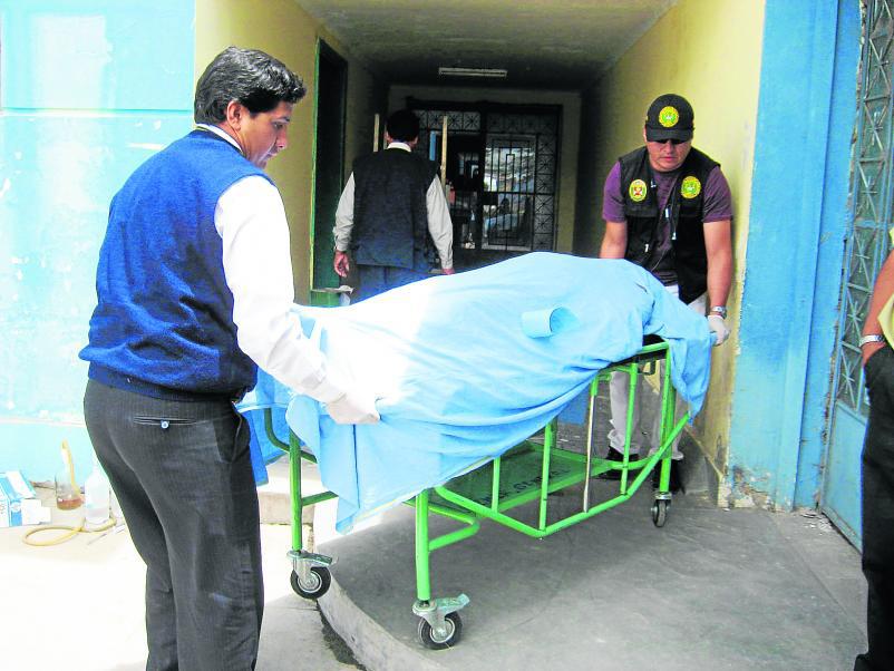 Dos muertos deja despiste de automóvil en la vía Anchihuay hacia San Antonio 