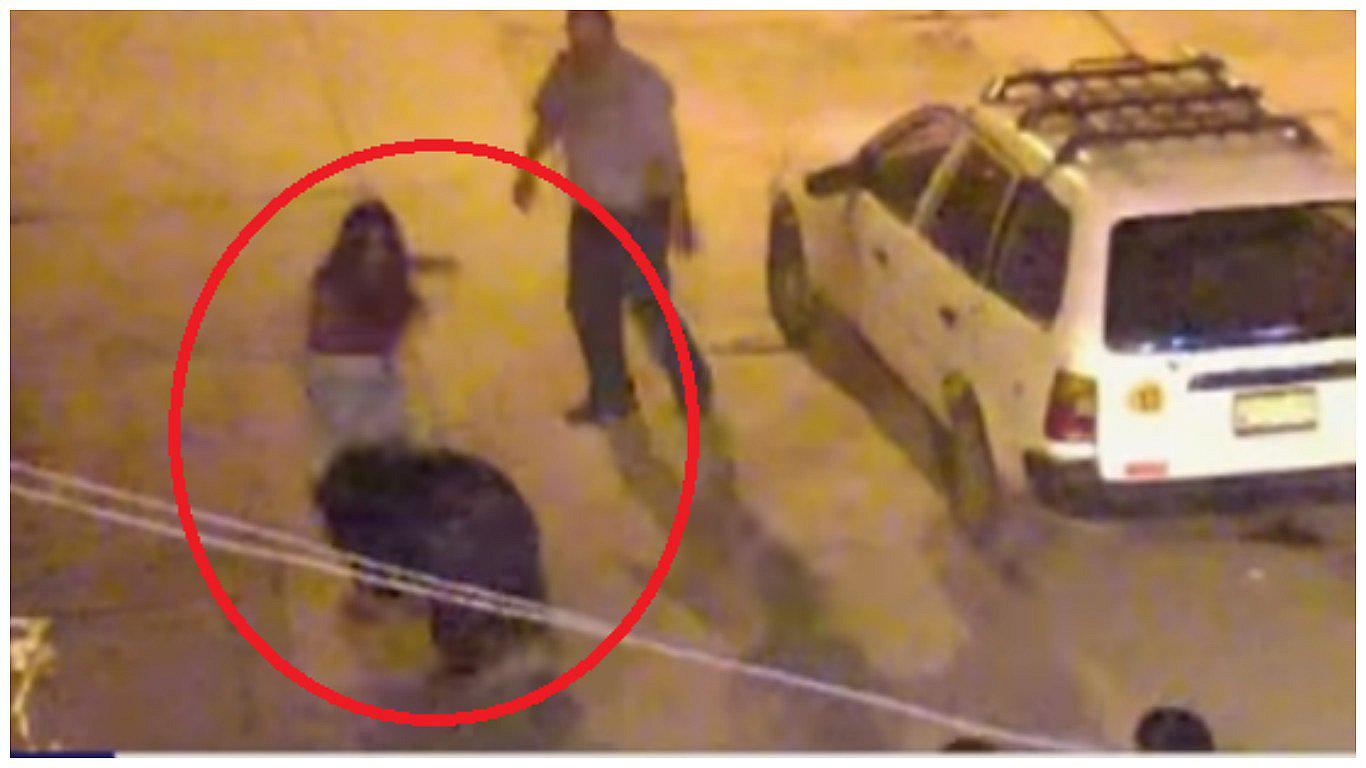 YouTube: mujer golpeó a hombre que la acosó en la calle (VIDEO)
