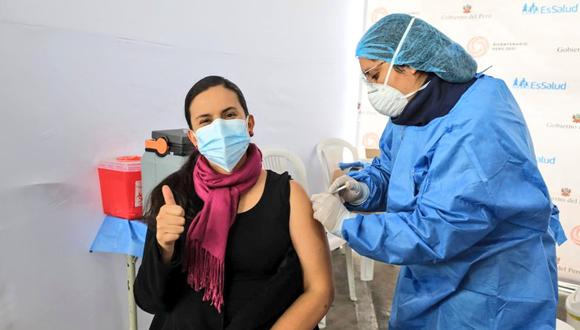 Verónika Mendoza (40), se mostró agradecida con el personal de salud que hace posible el proceso de inoculación a nivel nacional. (Foto: Instagram)
