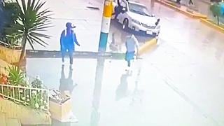 Huancayo: Cámara de seguridad capta cuando un auto se sube a la vereda y atropella a transeúnte (VIDEO)