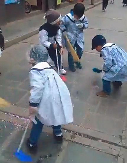 Por el "Día del Medio Ambiente", niños dan el ejemplo limpiando las calles
