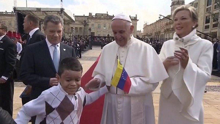 Papa Francisco: Conmovedor momento en que niño le da una bandera de Venezuela (VIDEO)