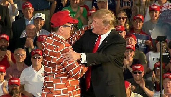 EEUU: Donald ​Trump abraza a un hombre vestido de muro fronterizo (VIDEO)