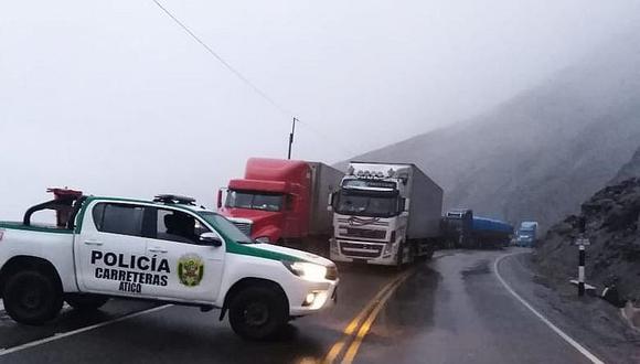 ​Derrumbe en la carretera de Atico-Caravelí deja vehículos varados