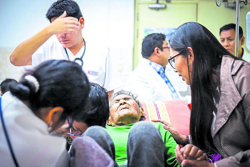 Dama más longeva del país fue internada en hospital Goyeneche