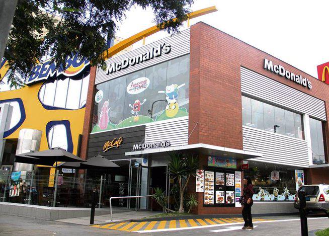 ​McDonald's de Miraflores se disculpa por caída del techo de local