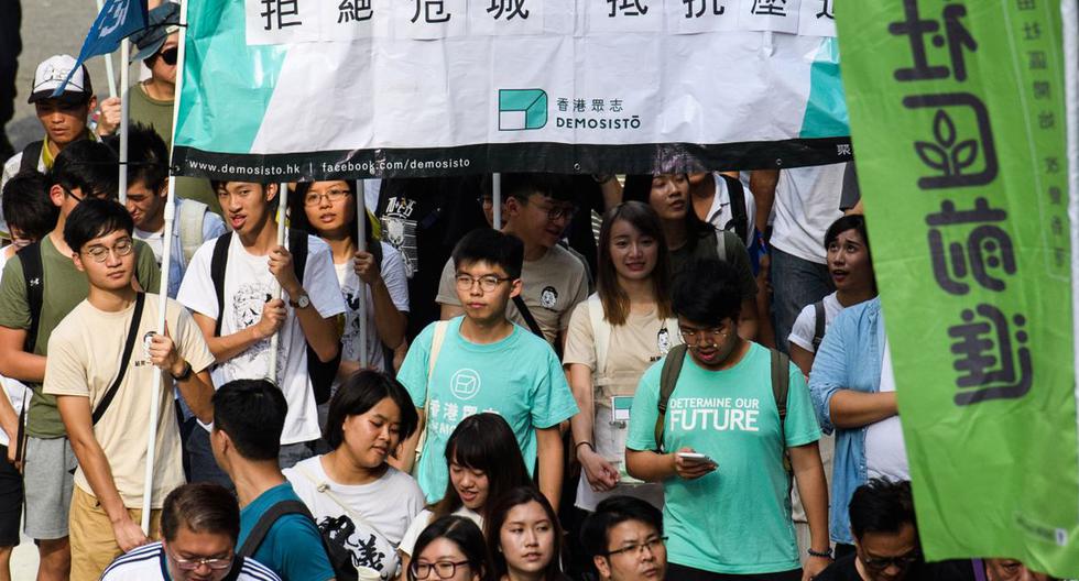 Imagen de archivo del 1 de octubre de 2018. El activista prodemocracia y miembro del partido Demosisto, Joshua Wong (centro), participa en una manifestación por el Día Nacional en Hong Kong. (Anthony WALLACE / AFP).