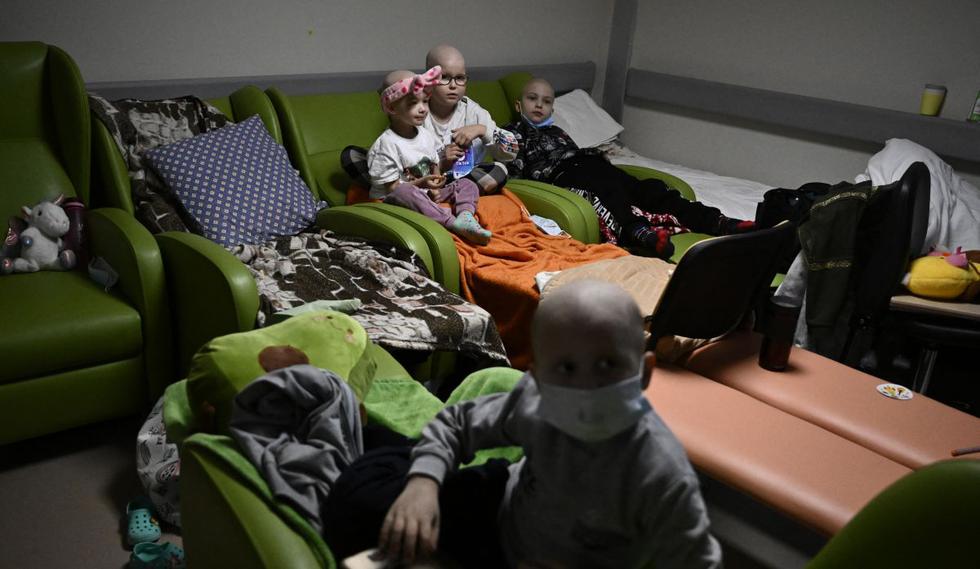 Los niños con cáncer atraviesan un complicado momento, ahora son resguardados por los especialistas dentro de este refugio antibombas. (Foto de Aris Messinis / AFP)