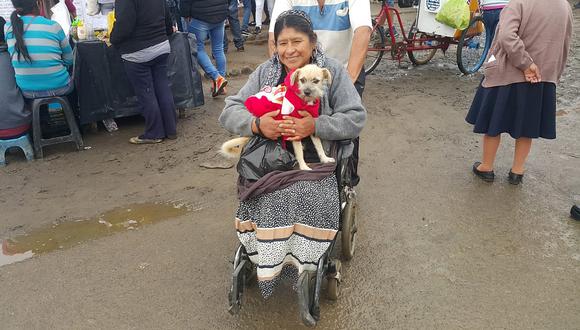 Chincha: vecina llega a votar en silla de ruedas