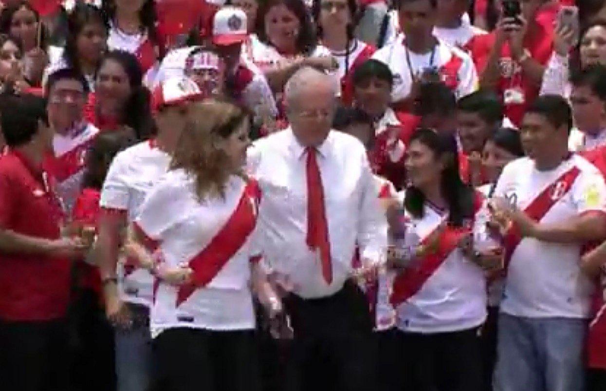 Perú vs. Argentina: PPK bailó con premier Mercedes Aráoz en aliento a la selección peruana