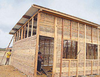 Construyen casa con calaminas de Indeci