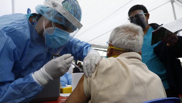 Alcalde de Lima cuestionó falta de jeringas y demora en llegada de dosis contra el COVID-19 en centro de vacunación ubicado en Pueblo Libre. (Foto: Eduardo Cavero / @photo.gec)