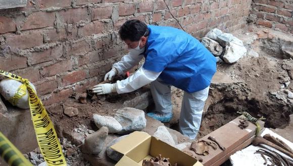 Obreros hallaron restos óseos en un costal cuando realizaban excavaciones.