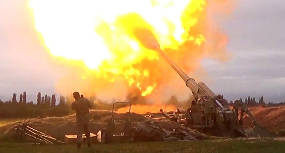 Una captura de imagen tomada de un video disponible en el sitio web oficial del Ministerio de Defensa de Azerbaiyán el 28 de setiembre de 2020, muestra un ataque de artillería azerí hacia las posiciones de los separatistas armenios en la región de Nagorno Karabaj. (Foto: AFP).