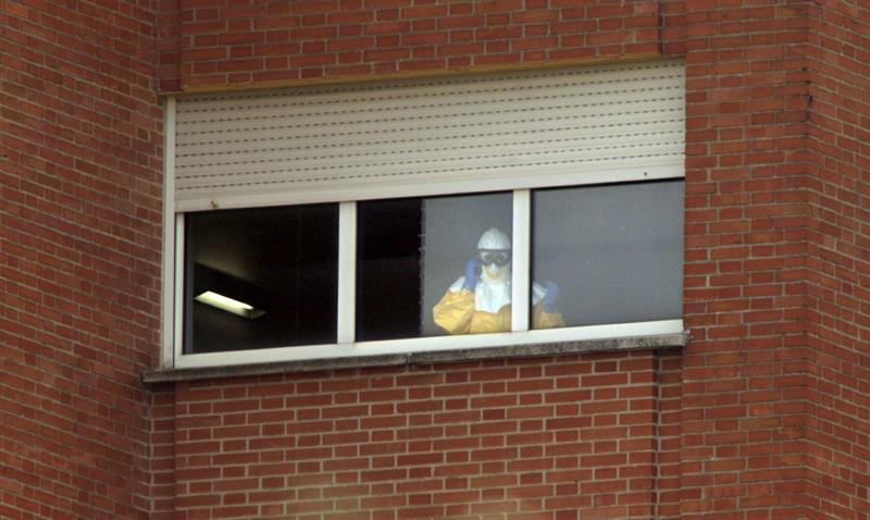 Enferma española con ébola mejora y se investiga otro posible contagio