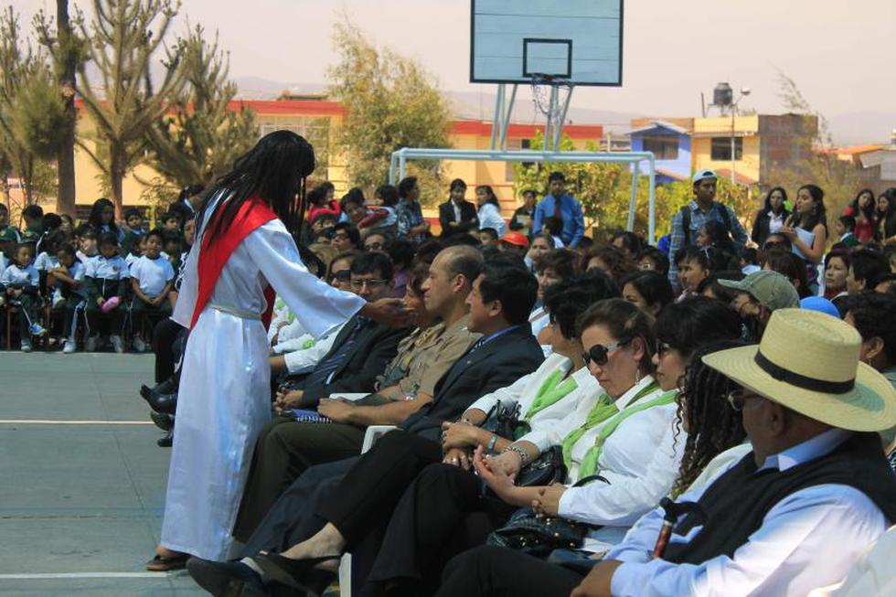 Escolares escenificaron el Vía Crucis de Jesús