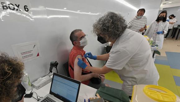 El Ministerio de Sanidad continúa evaluando los cambios en cifras de contagio en relación con las vacunas.(Foto: Lluis Gene / AFP)