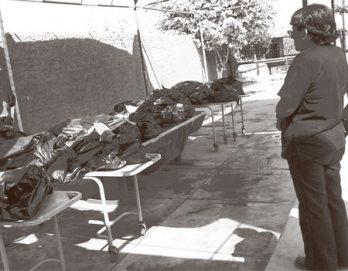 Dolor y llanto en la morgue de Cañete