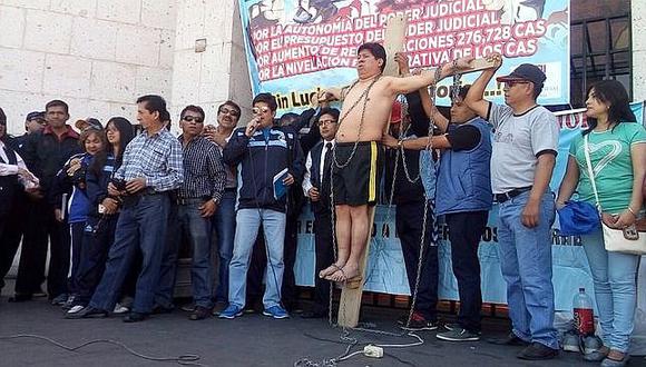 Poder Judicial: crucifican a trabajador de Arequipa como medida de protesta