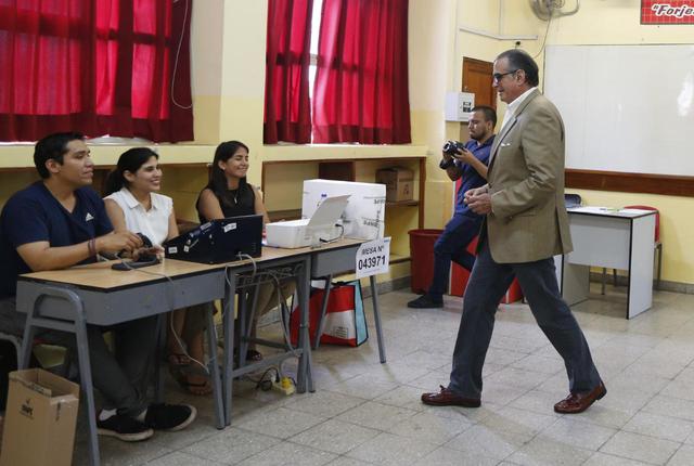 Pedro Olaechea acude a votar. Fotos: Francisco Neyra/GEC