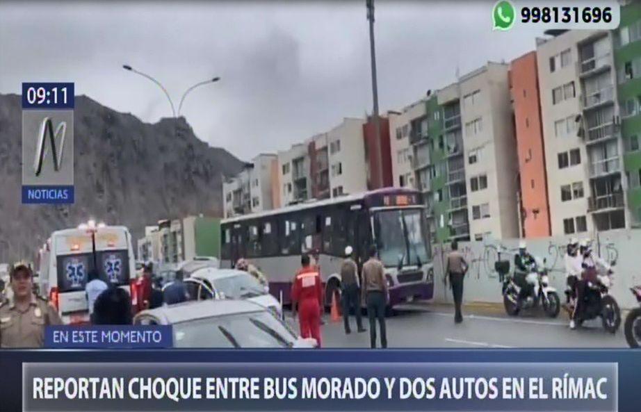 Choque entre bus del corredor morado y dos vehículos se reportó esta mañana en el Rímac. (Captura: Canal N)